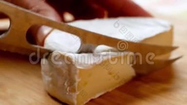 女人用特殊的刀切圆奶酪饼